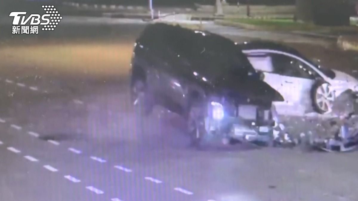 白色汽車飛快闖燈,和綠燈剛起步的黑色休旅車猛力撞擊(圖/TVBS)