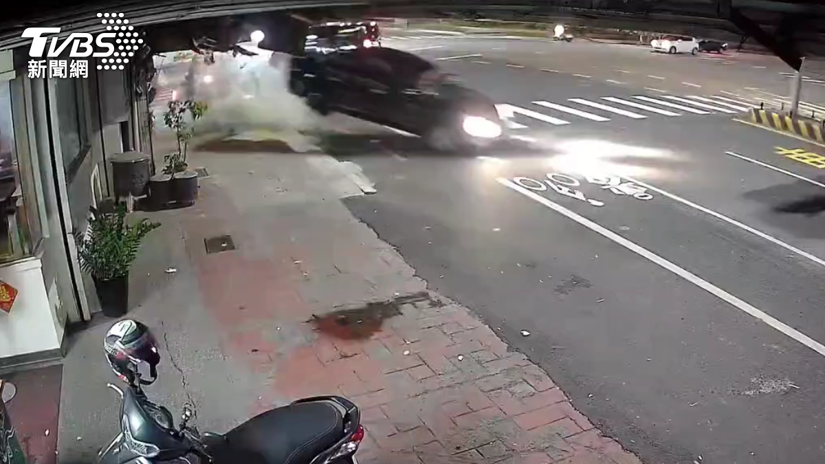 從監視器拍到撞擊力大到整台車彈飛起來(圖/TVBS)
