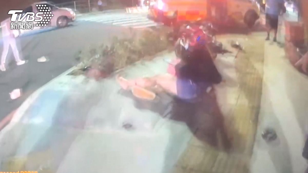 女外送員好端端停等紅燈,卻莫名其妙被車禍牽連(圖/TVBS)