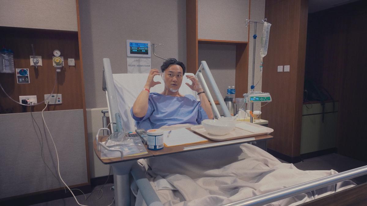陳奕迅紀錄片曝光躺病床照片惹粉絲心疼。(圖/廿一克有限公司提供)
