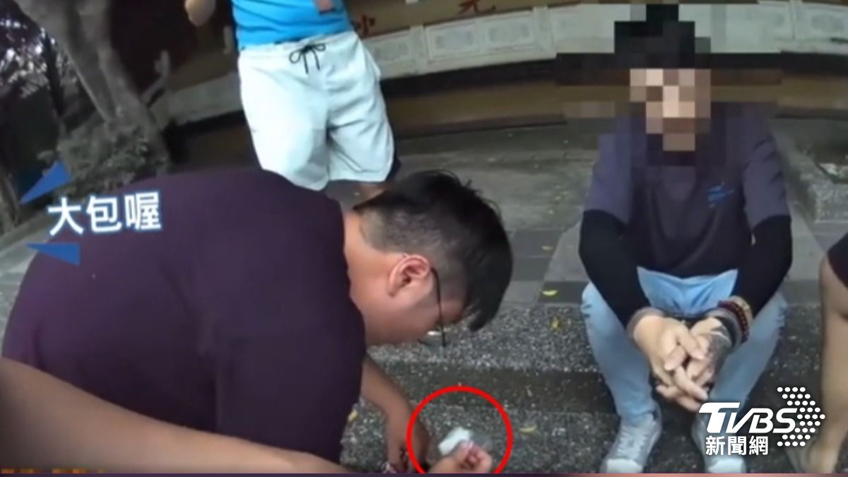員警逮到販毒小蜜蜂,在隨身包裡搜出大包毒品。(圖/TVBS)