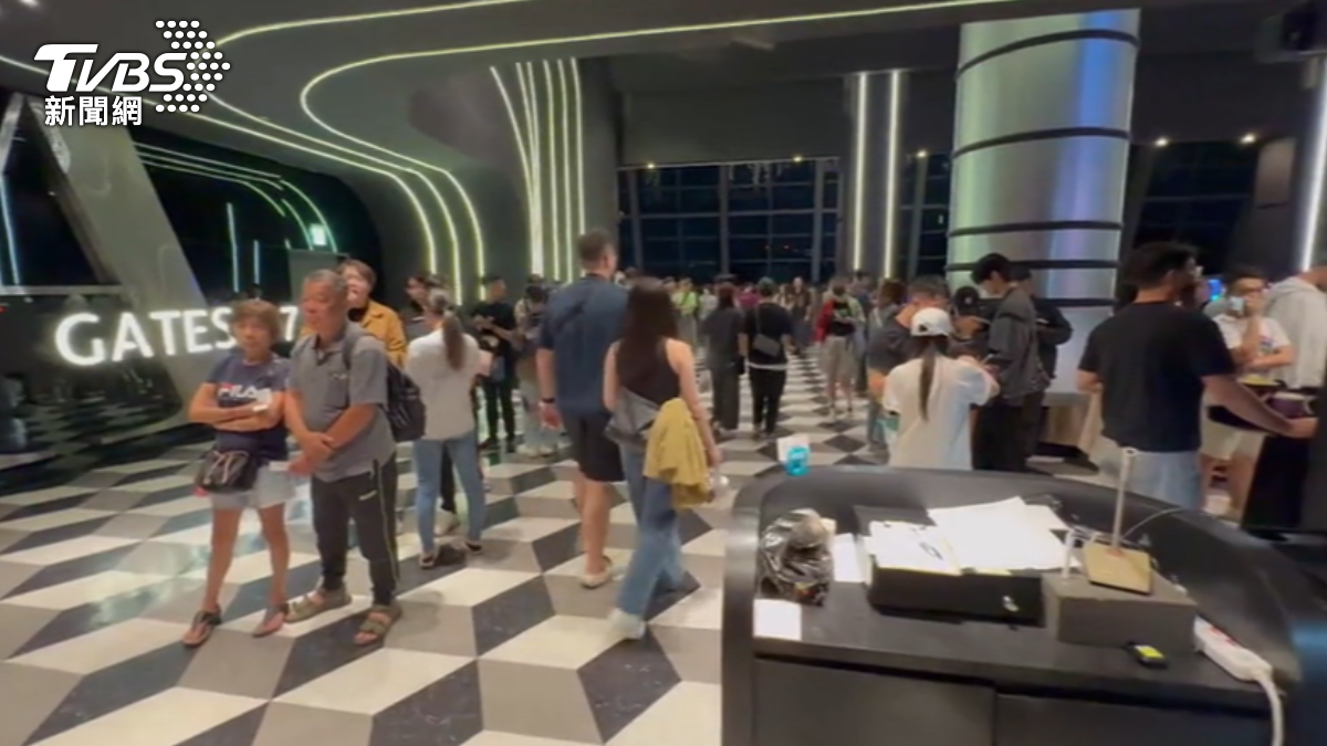 影迷深夜搶看《鬼滅之刃：無限城篇第一章猗窩座再襲》。（圖／TVBS）