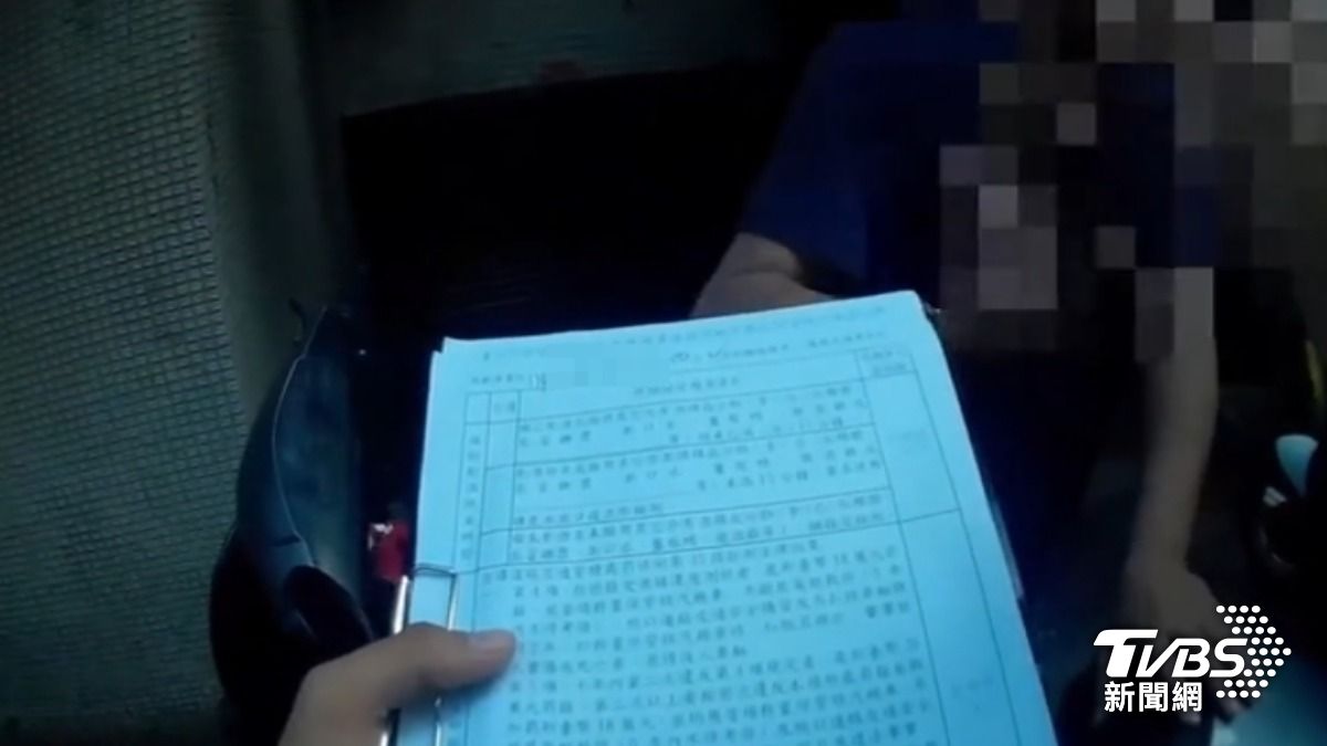 男騎士拒檢逃逸,還拒測遭到開單。(圖/TVBS)