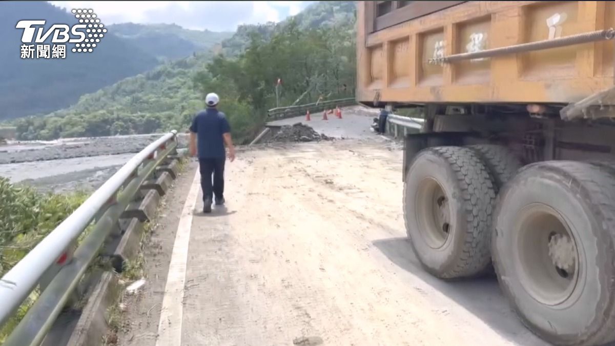 高雄那瑪夏三明火路段,趁著放晴的好天氣,工程車忙著吊消波塊 加緊搶通中(圖/TVBS)