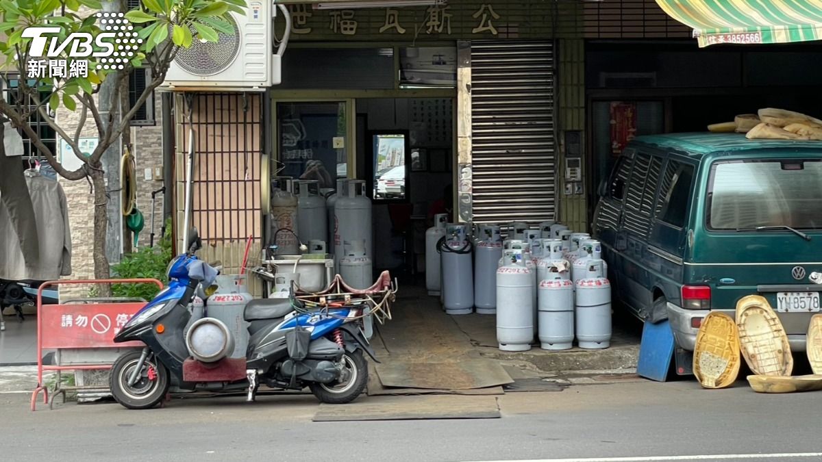 避難還要穿過瓦斯桶堆,開門還是一堆瓦斯桶,難以想像這裡竟然也是避難點。(圖/TVBS)