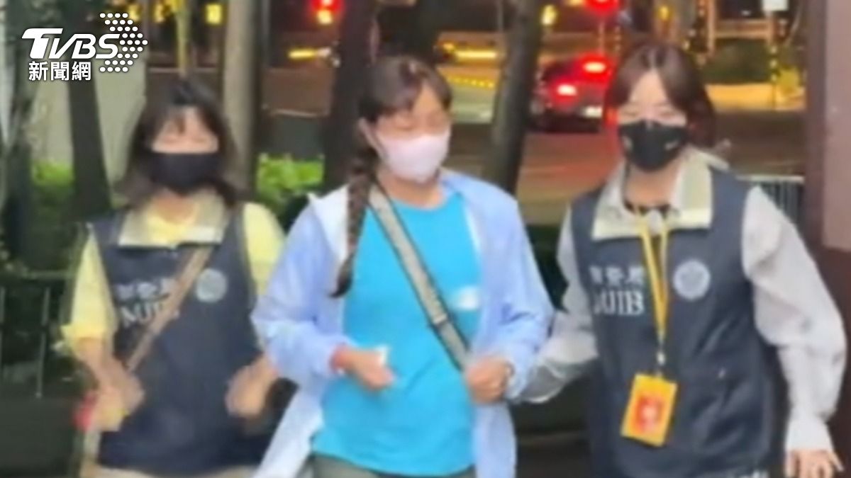 穿著藍色上衣的女會計涉嫌私吞公司貨款。(圖/TVBS)