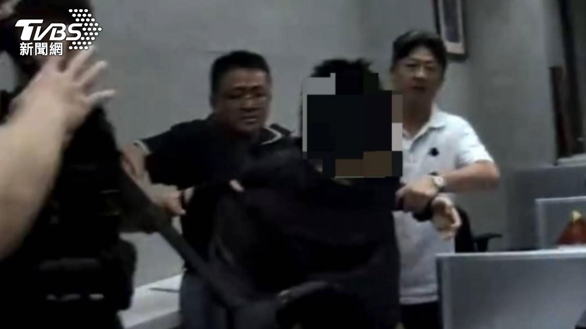 男挾持女員工闖寺，警智取水果刀救人。(圖／TVBS)