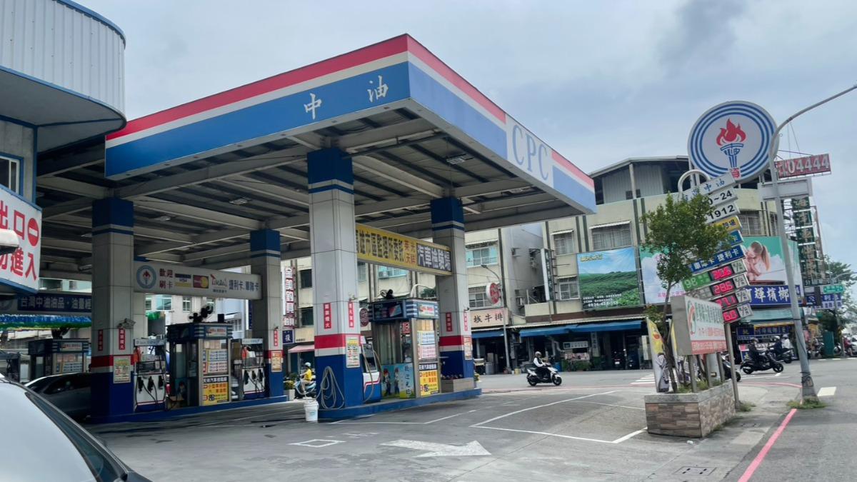高雄防空避難點被設置在加油站旁，引發質疑。（圖／張博洋提供）