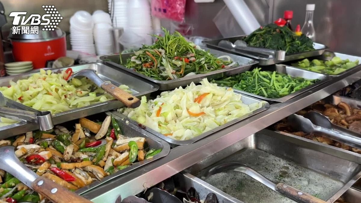 自助餐店坦言，菜價相當貴，但就怕漲價或者是停賣讓消費者反彈，現在只能硬著頭皮賣。（圖／TVBS）