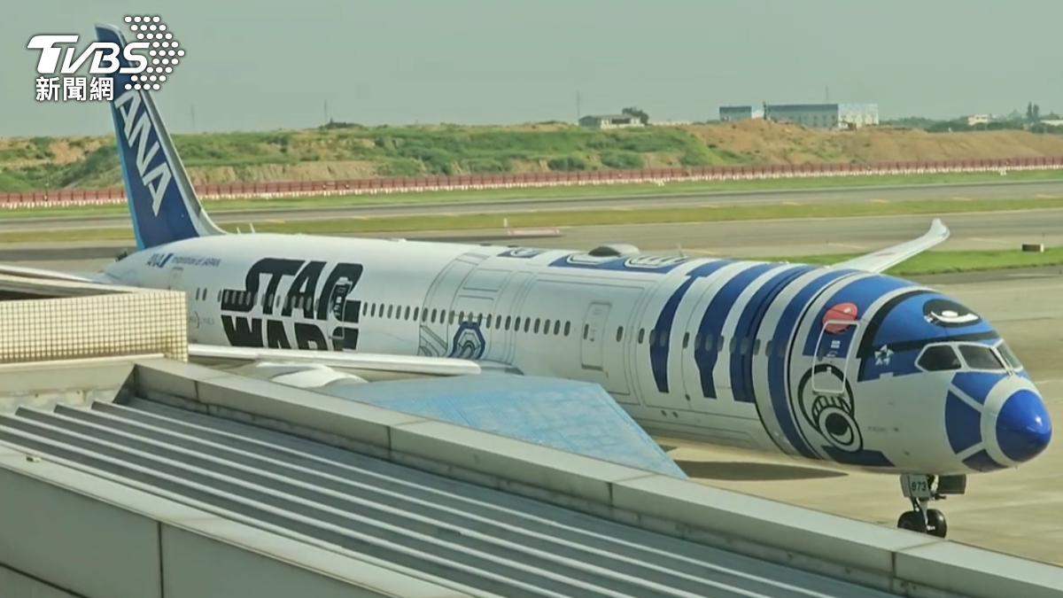 全日空星際大戰R2-D2彩繪機,降落桃園機場。(圖/TVBS)