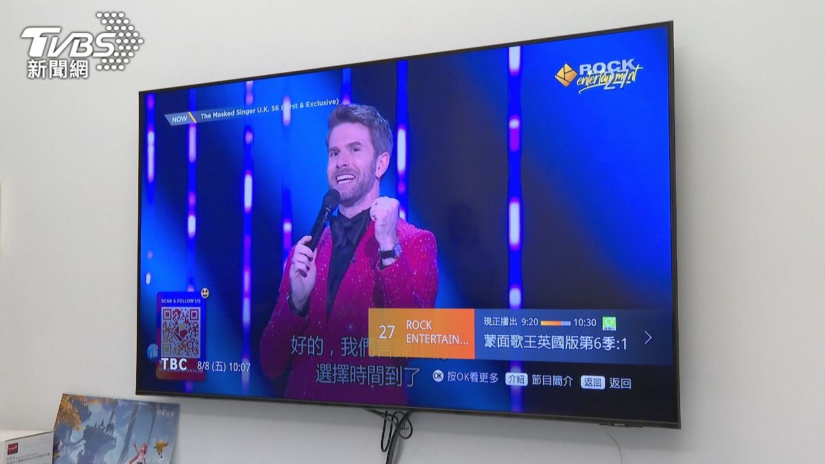 家中長輩因頻道變更感到困擾,抱怨電視內容「變成他看不懂的東西了」。(圖/TVBS)