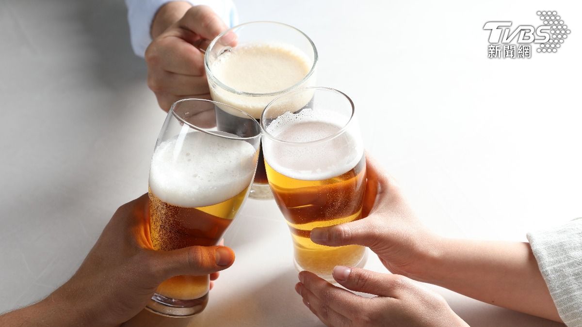 喝啤酒利尿能排結石?營養師揭真相:恐痛風、增加腎負擔