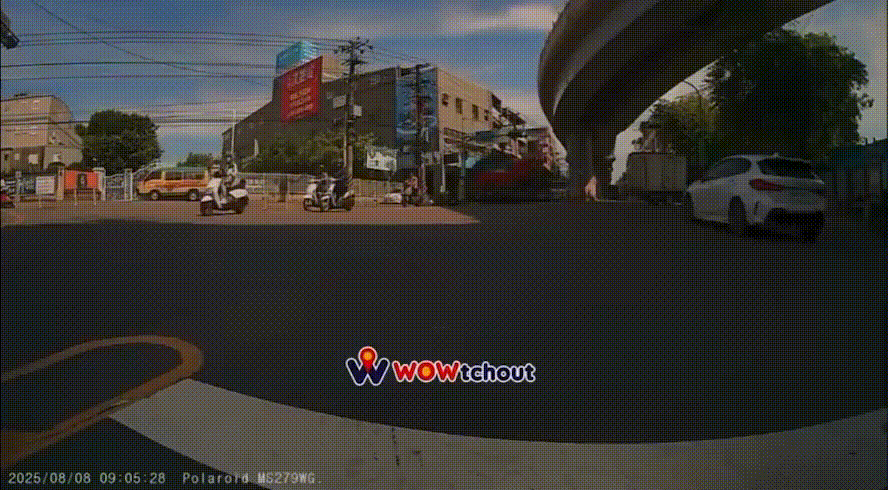 撞擊瞬間曝光。(圖/翻攝自 WoWtchout - 地圖型行車影像分享平台)