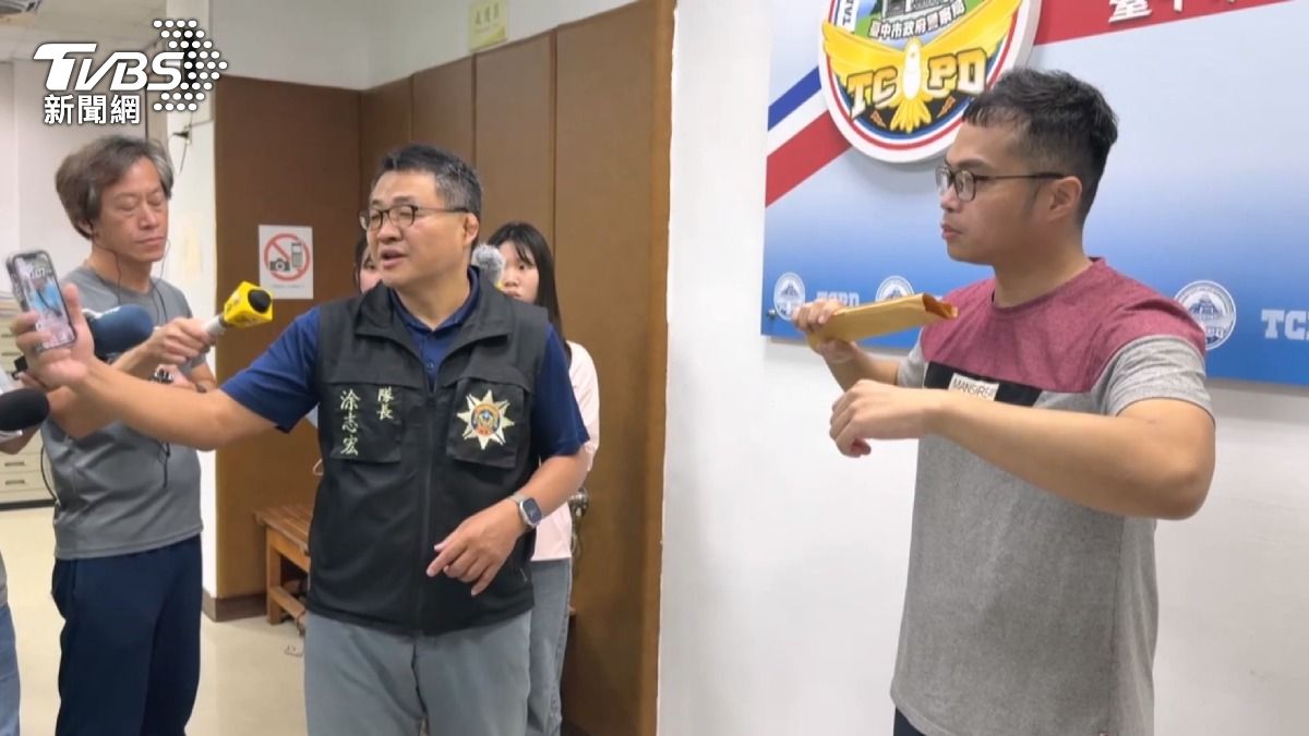 挾持人質!隊長「轉移焦點」奪刀 10多警辣椒水持槍警戒。(圖/TVBS)