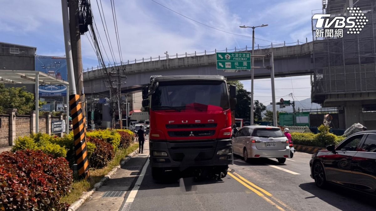 水泥預拌車直接將騎士輾過。(圖/TVBS)