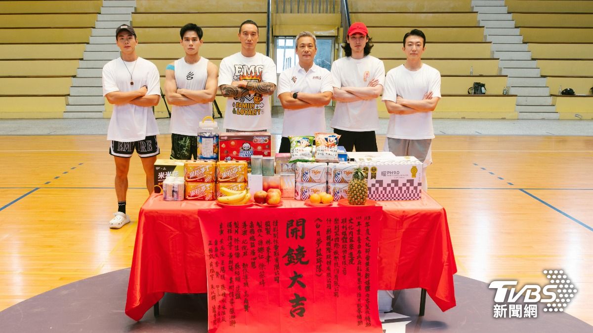 《白日夢籃球隊》正式開鏡!由籃壇知名教練、現任臺北台新戰神執行長黃萬隆(右三)領軍,禾浩辰(左起)、李齊、王陽明、章廣辰、張懷秋跨界組隊為夢想開打。(圖/犢影制作、有意思國際傳播提供)