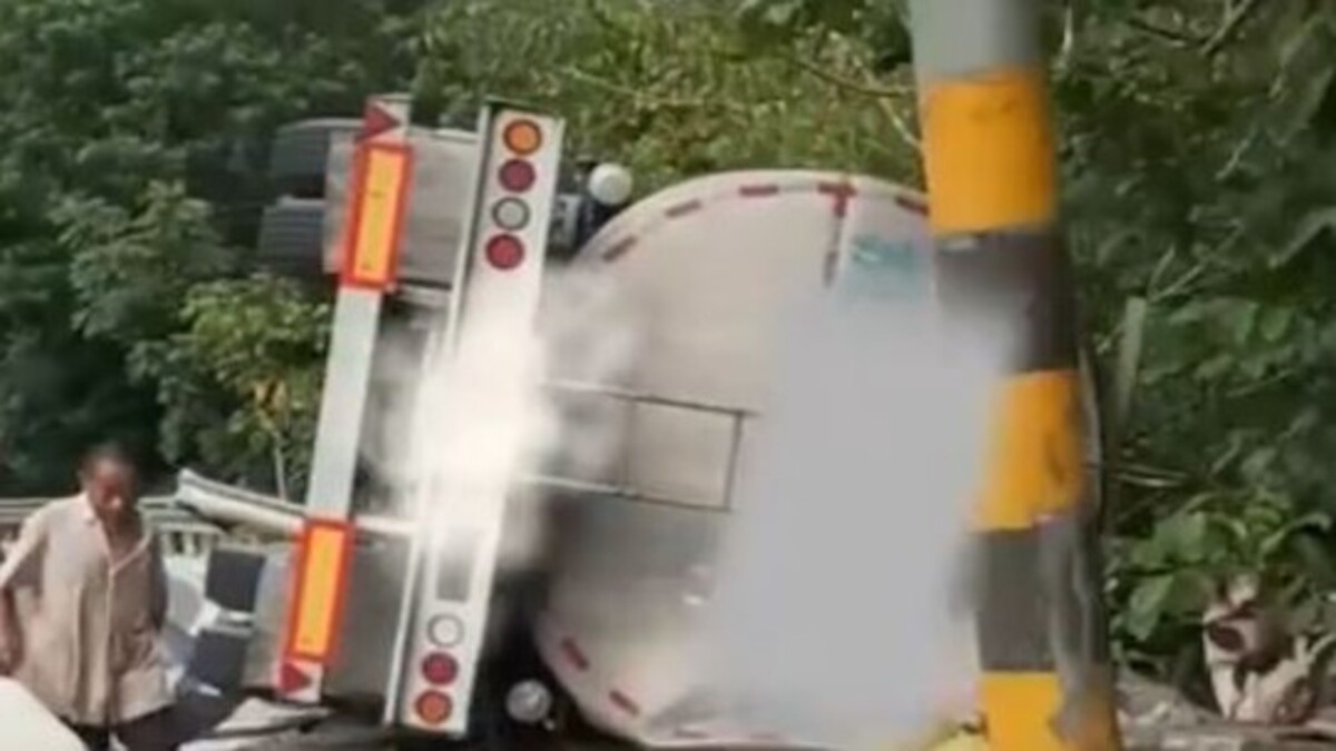 油罐車翻覆。（圖／取自網路）