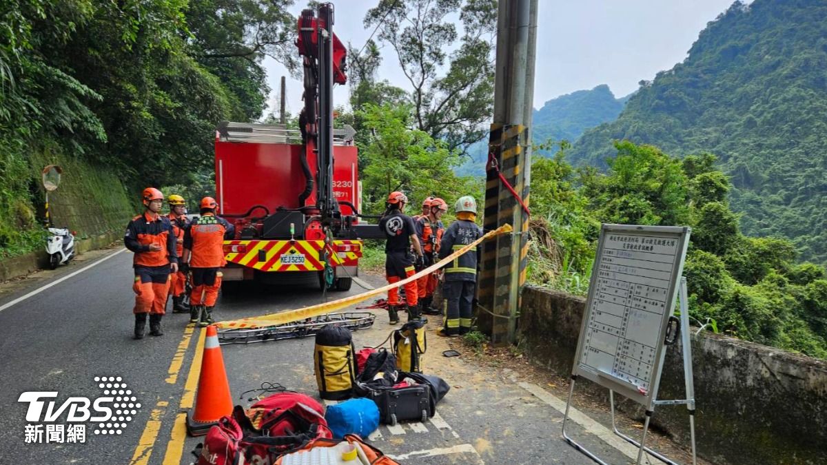 找到了!北宜公路大貨車翻落山坡 男駕駛50米處尋獲意識不清