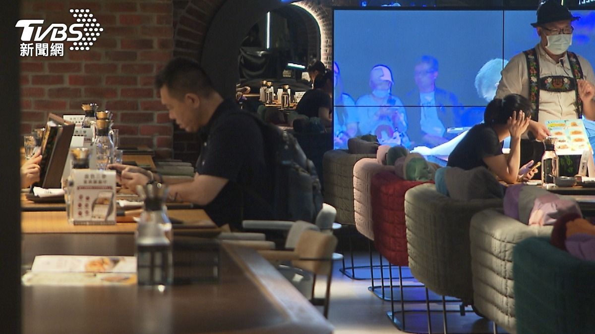 餐飲業找嘸人，吸人才 一頭班成利器。（圖/TVBS）