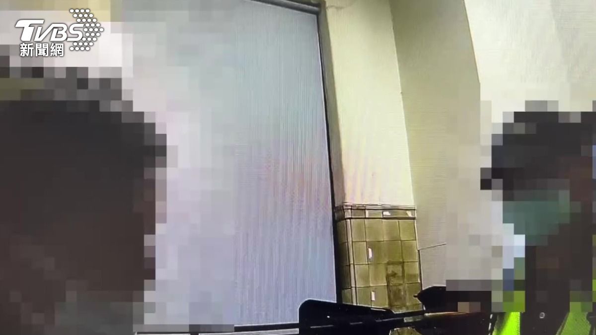 打醫師的老翁被帶進保全室等待警方處理。（圖／TVBS）
