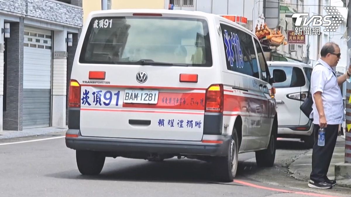 衛生局人員向女屋主說明，因她已有社區干擾行為，需將她護送就醫。（圖／TVBS）