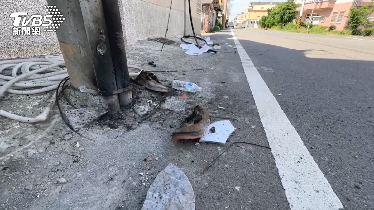 雲林口湖高壓電意外現場留下了受傷工人的工業膠鞋。(圖/消防隊提供)