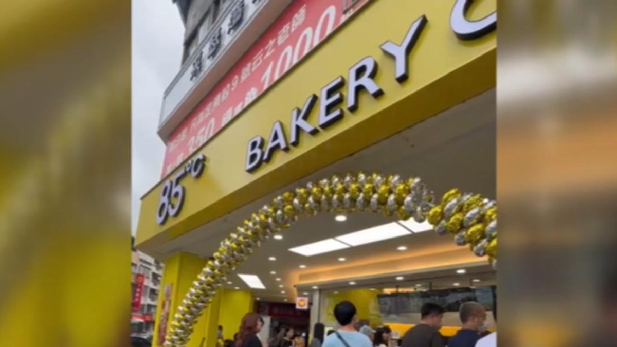 85度C跨界開生甜甜圈概念店,吸引人潮。(圖/TVBS)