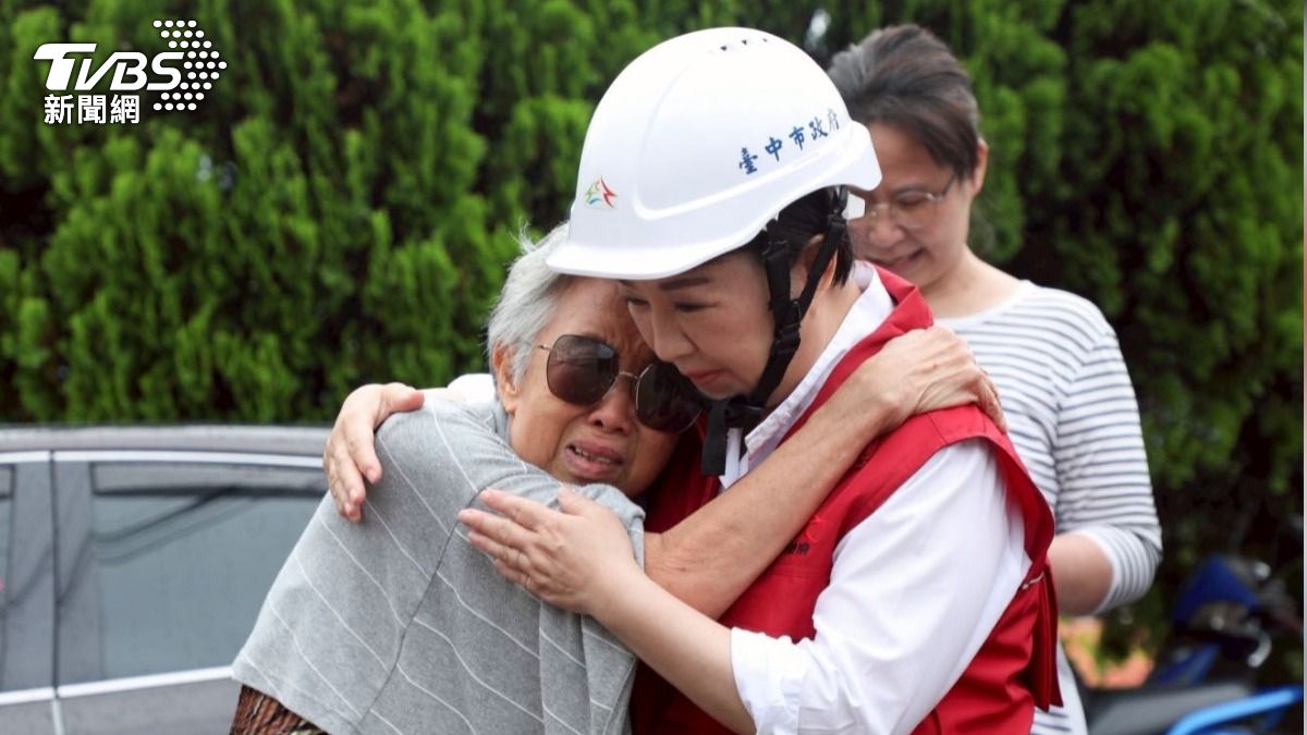 8旬老婦淚擁台中市長盧秀燕，卻遭誣指為羅智強的母親在配合「擺拍」。(圖/盧秀燕臉書)