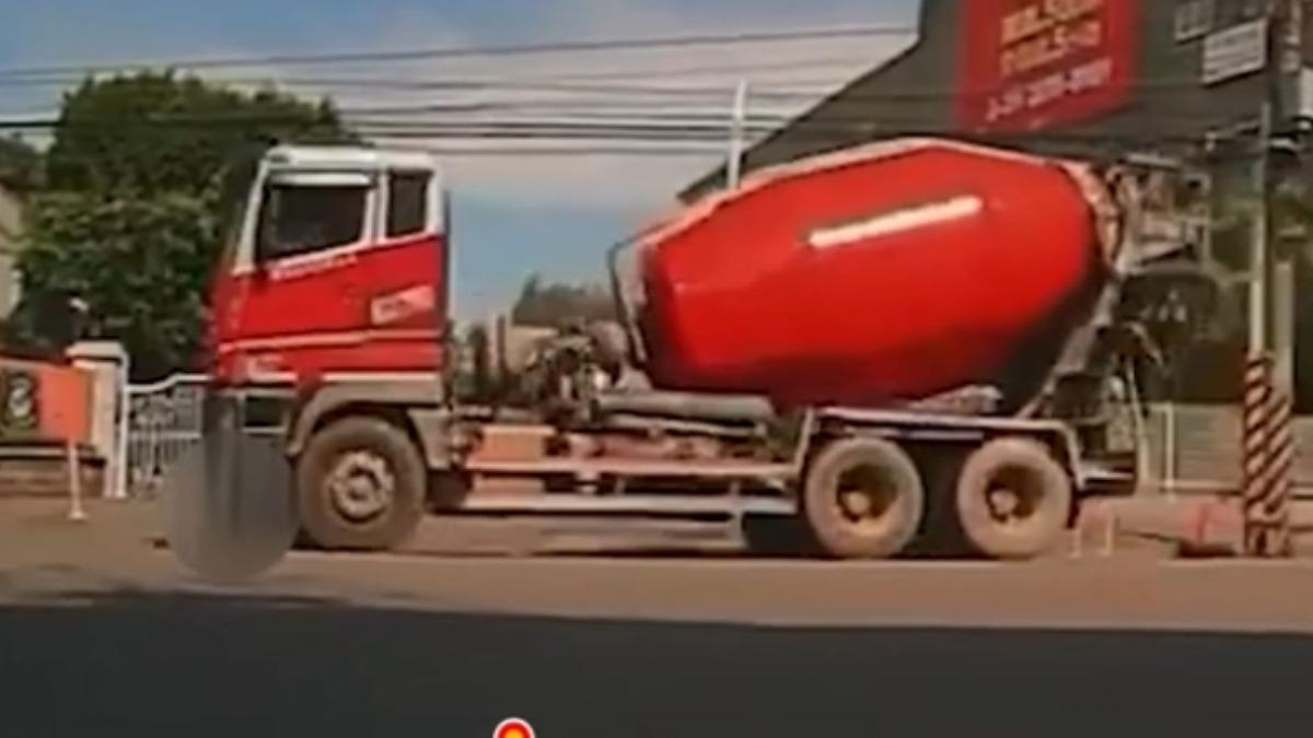 水泥車撞上七旬騎士,當場輾過釀死亡車禍。(圖/WoWtchout - 地圖型行車影像分享平台)