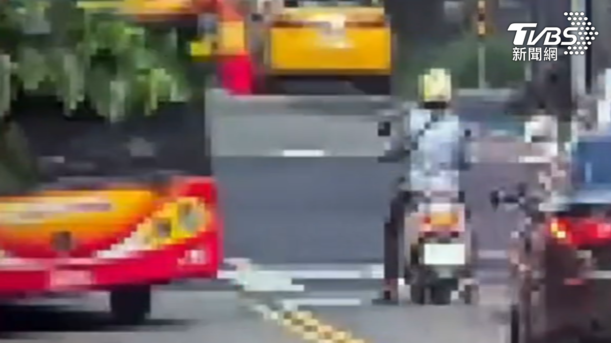 遊覽車駕駛違停遭取締，竟是酒駕上路，車上還有逾20名遊客要出遊 。（圖／TVBS）