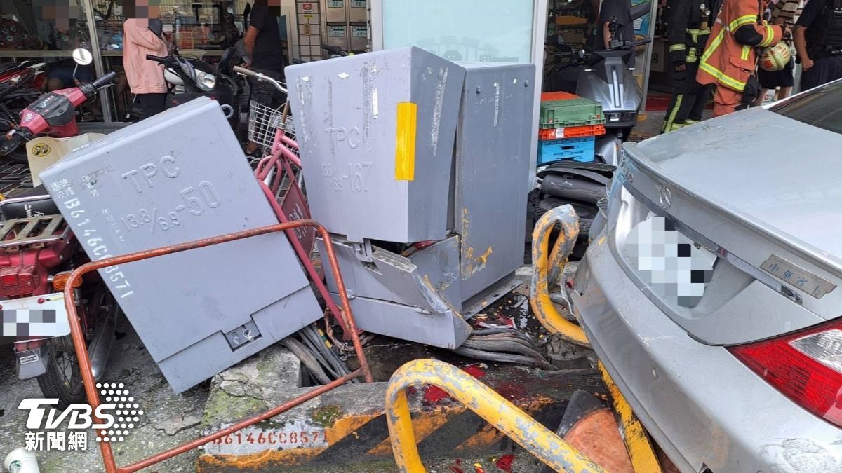 柯男撞倒變電箱與10幾輛機車,還波及到一名59歲的林姓女子。(圖/TVBS)