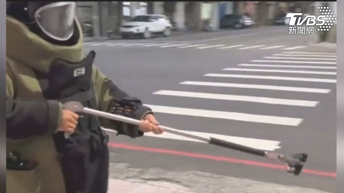 警方當時出動拆彈小組進行拆彈。(圖/TVBS)