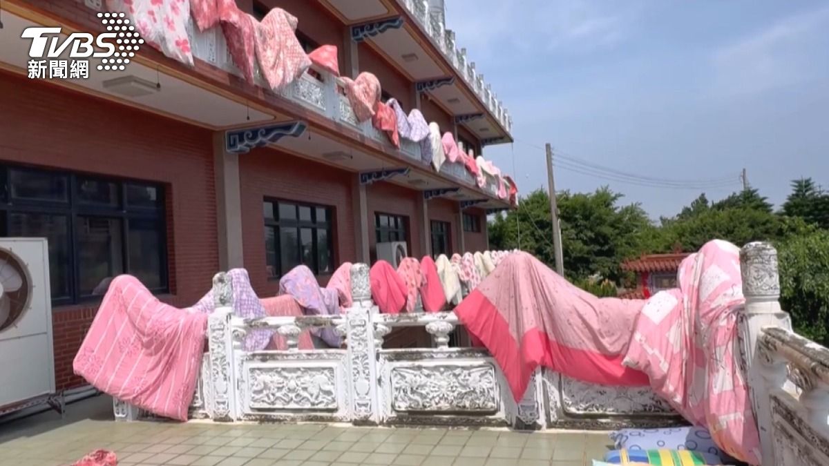 彰化福安宮「棉被海」飄揚,信眾驚嘆壯觀。(圖/TVBS)