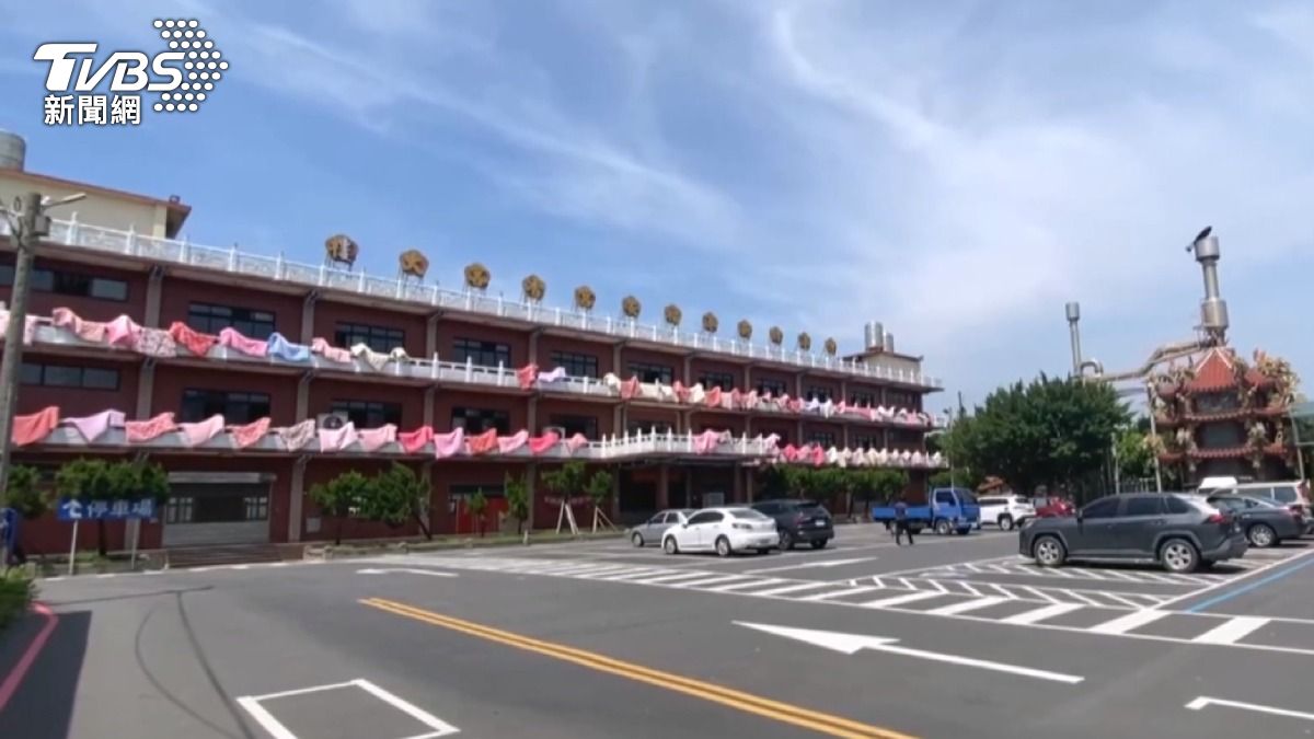 曬被奇景!彰化廟方掛出「粉紅棉被牆」信眾驚呼:第一次見這陣仗。(圖/TVBS)