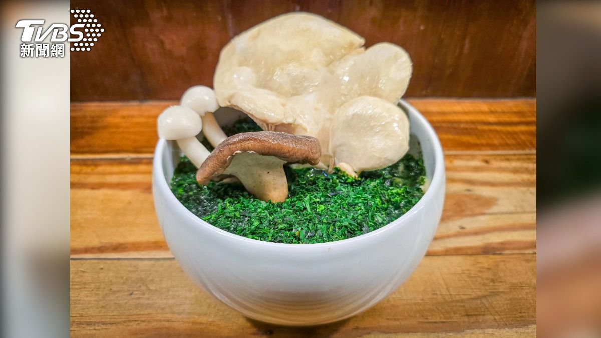 台北拉麵店打造出「安全島菇菇拉麵」。(圖/TVBS)