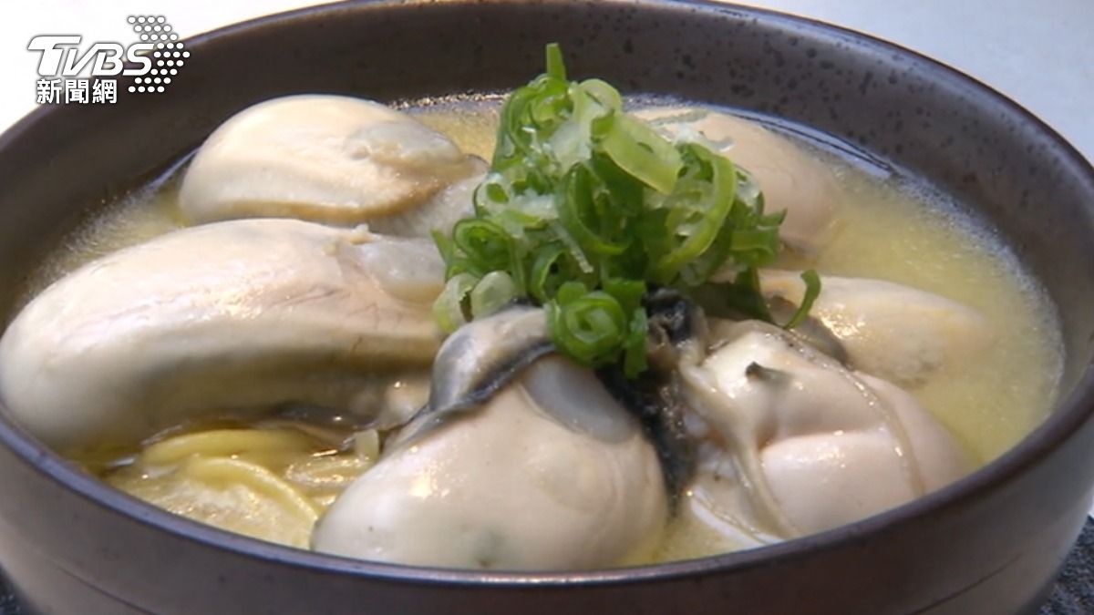 生蠔雞白湯拉麵飄香。(圖/TVBS)