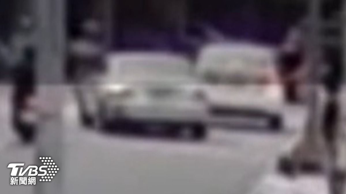 2名車手分乘2台車。(圖/TVBS)
