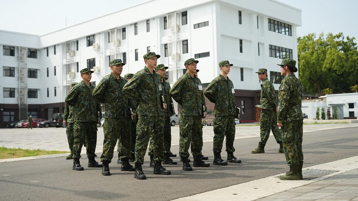 九位星兵穿上軍服準備入伍。(圖/台視提供)