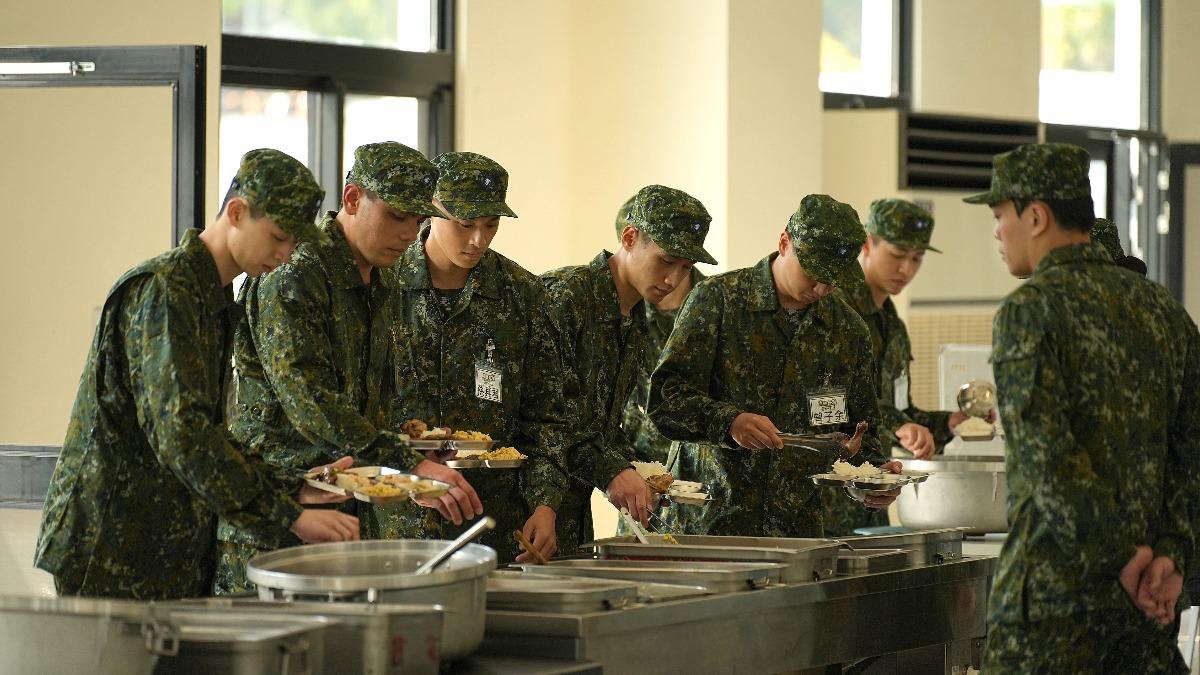 星兵們進入餐廳用餐。(圖/台視提供)