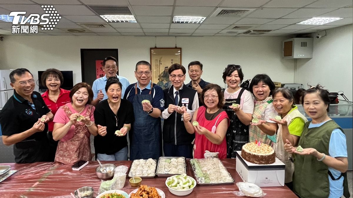 第四分局則是採取美食計,分局長蔡慶星、警友會主任鄭永和以及志工,一起揉麵皮、調餡料、包水餃。(圖/TVBS)