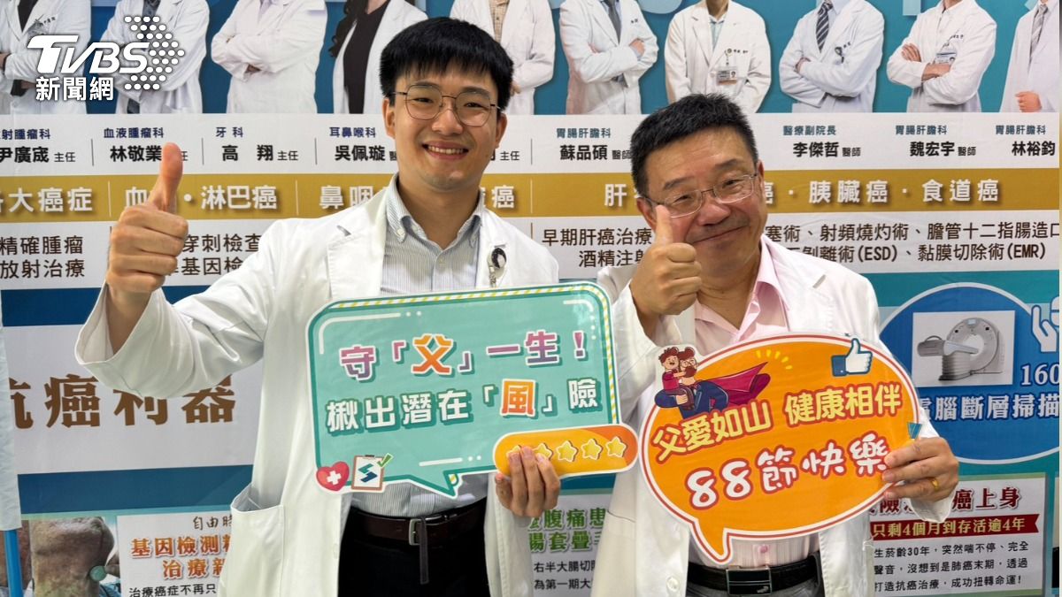 牙科主任高翔(右)與神經內科醫師陳帝亢(左)替民眾諮詢衛教知識。(圖/TVBS)