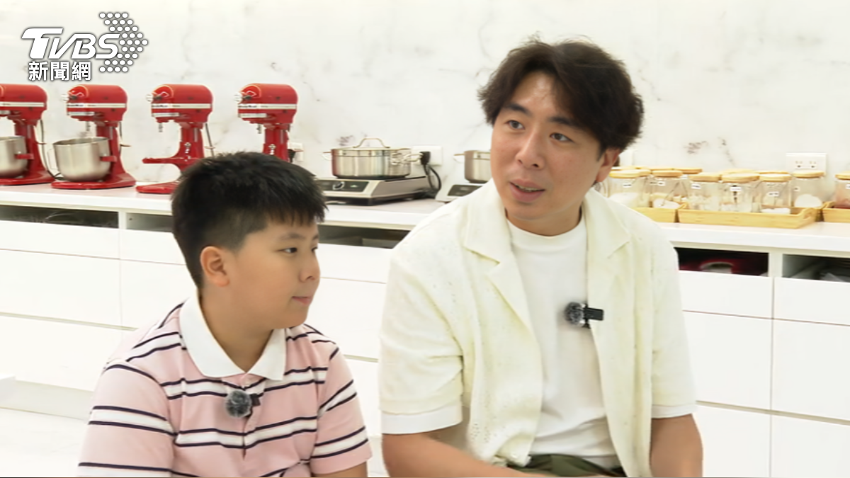 梁赫群帶著兒子一起做父親節蛋糕。（圖／TVBS）