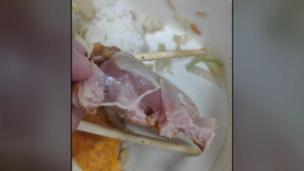 未全熟無骨雞腿排吃下肚，業者表示已賠便當錢、醫藥費。（圖／翻攝臉書爆料公社）