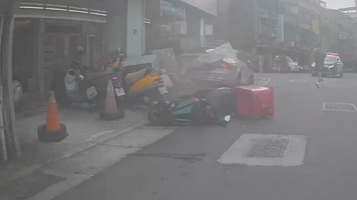 車手同夥蓄意衝撞造成3警1女受傷。（圖／TVBS）