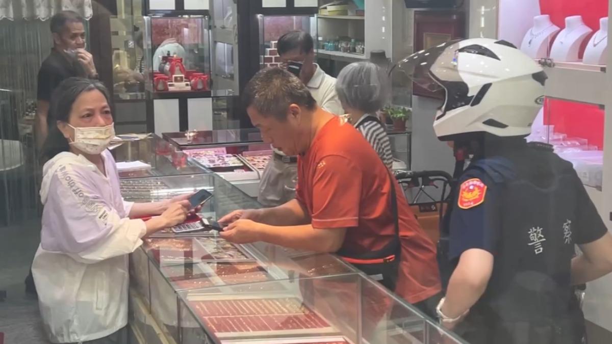 快訊/裝要買父親節禮物!男「突噴辣椒水」搶60萬金飾逃逸