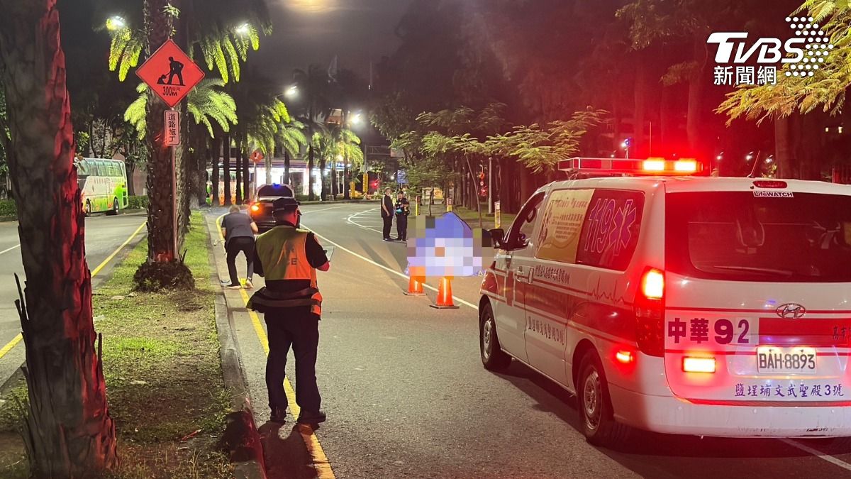 高雄深夜自撞亡!32歲男騎士噴飛墜地 「頭顱破裂」屍躺路中