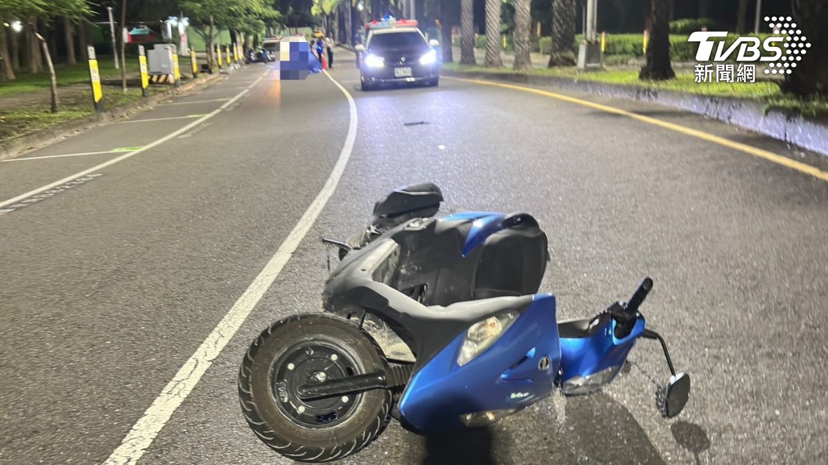 陳男倒臥在路中央、頭殼破裂死亡。(圖/TVBS)
