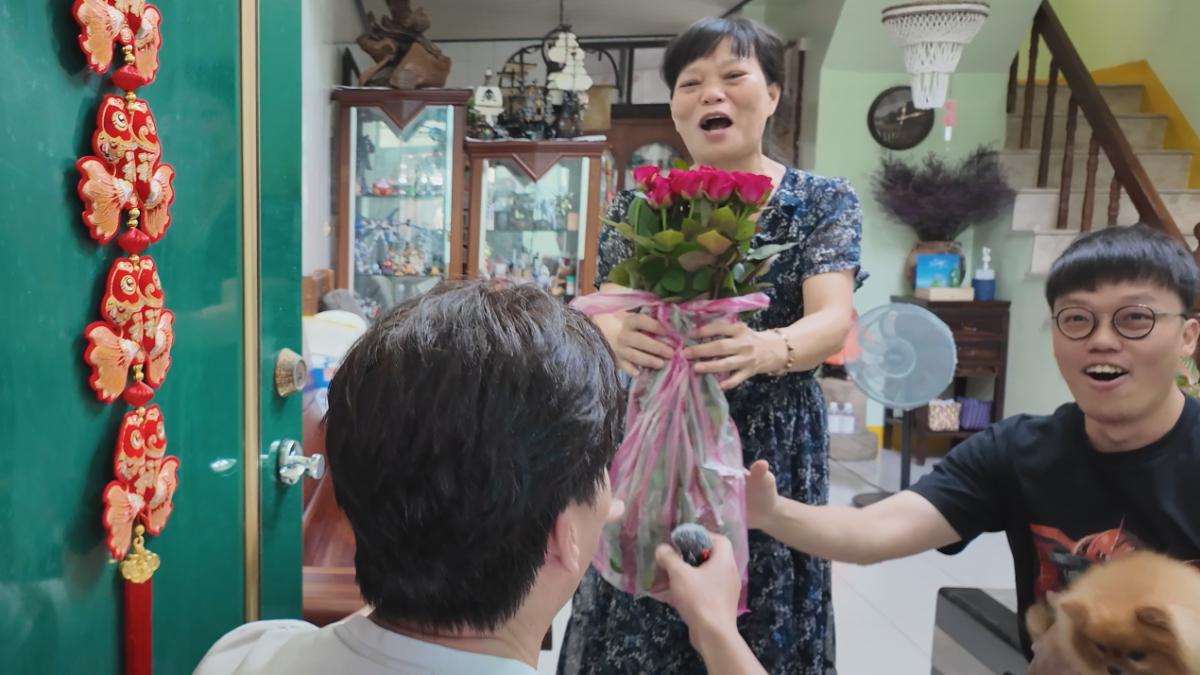 羅時豐下跪送給胡椒媽媽玫瑰花,讓對方受寵若驚。(圖/大牛比較攬提供)
