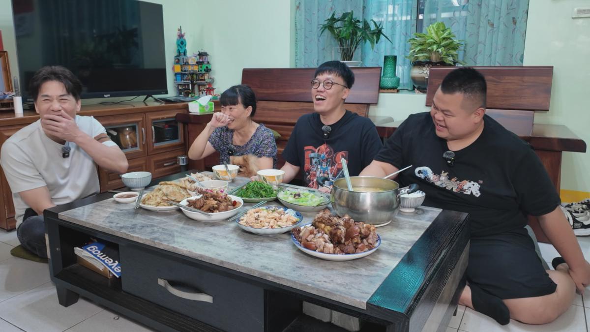 羅時豐(左起)被胡椒媽媽抓包菜色講評說詞都很像,讓胡椒及蛇丸笑壞。(圖/大牛比較攬提供)