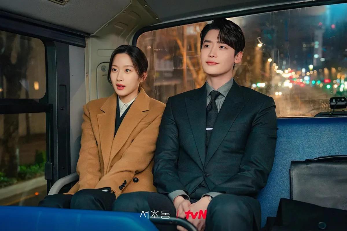 韓劇《瑞草洞》由李鍾碩與文佳煐化身律師CP。(圖/翻攝自IG@tvn_drama)